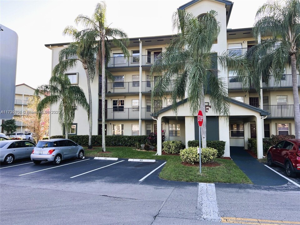 1300 SW 130th Ave in Pembroke Pines, FL - Foto de edificio