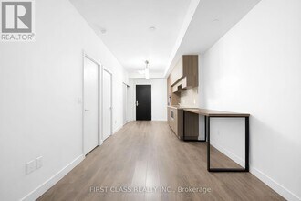 8 Eglinton Ave E in Toronto, ON - Building Photo - Building Photo