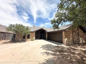 2302 Wydewood Dr in Midland, TX - Building Photo