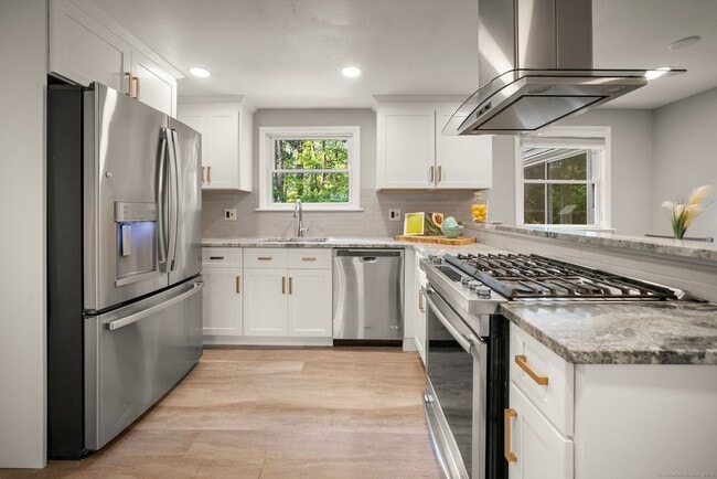 8 Tanglewood Rd in West Hartford, CT - Building Photo - Building Photo