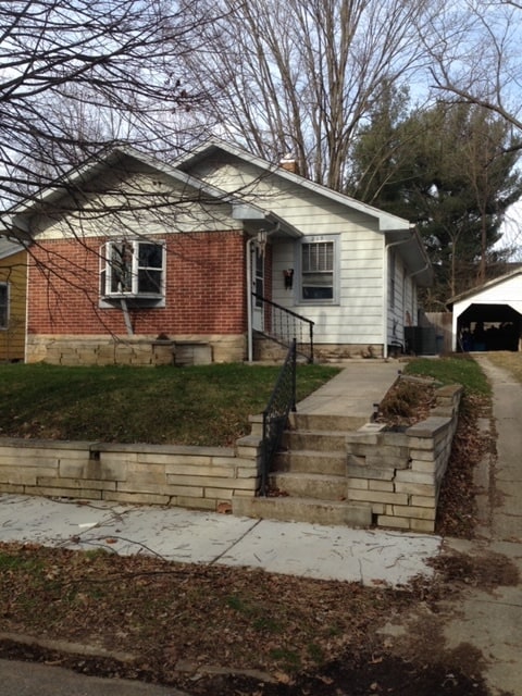 property at 215 E Vermilya Ave