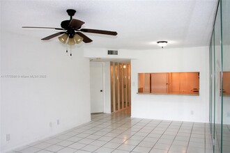 8020 N Colony Cir in Tamarac, FL - Foto de edificio - Building Photo