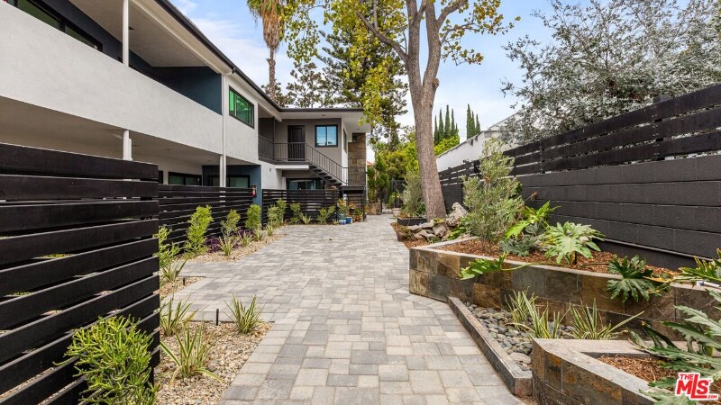 2021 N Beachwood Dr in Los Angeles, CA - Building Photo