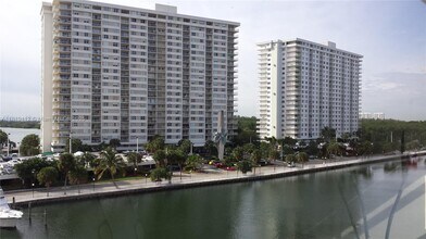 220 Kings Point Dr in Sunny Isles Beach, FL - Foto de edificio - Building Photo