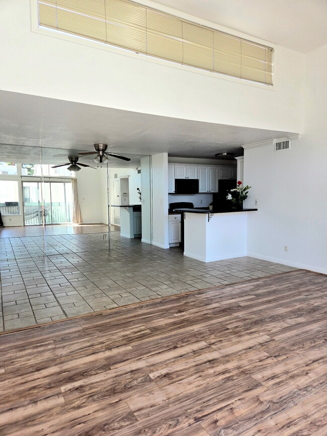 5700 Etiwanda Ave, Unit Unit 205 in Tarzana, CA - Building Photo - Building Photo