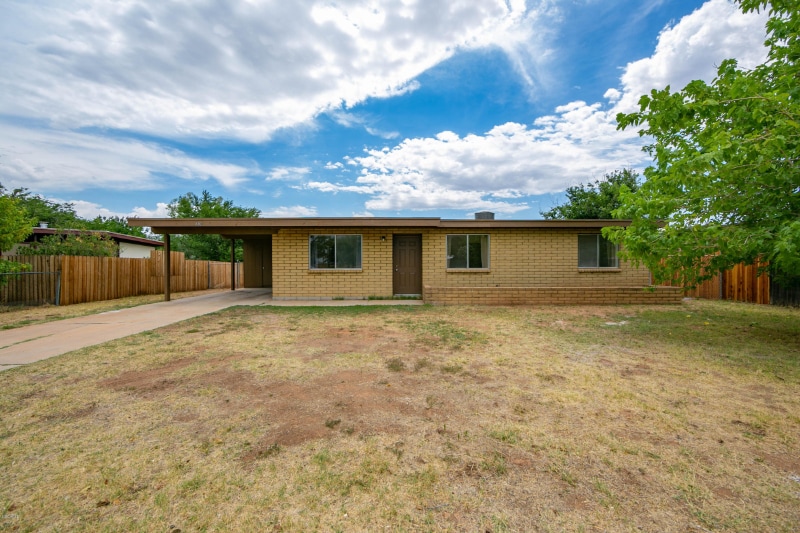 410 3rd St in Huachuca City, AZ - Building Photo