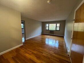 266 Grove St, Unit #11 in Auburndale, MA - Foto de edificio - Building Photo