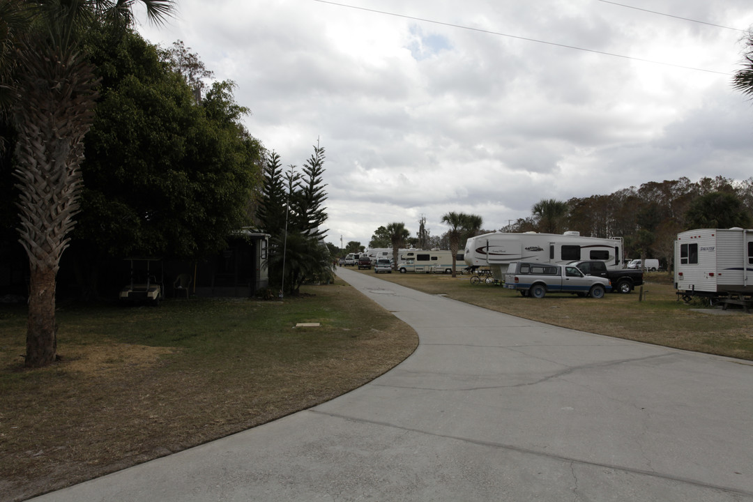 Lake Cypress RV & Sports Club in Kenansville, FL - Foto de edificio