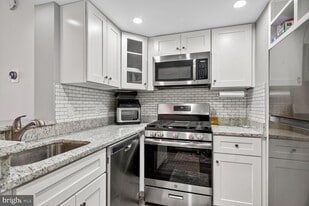 1050 N Taylor St in Arlington, VA - Building Photo