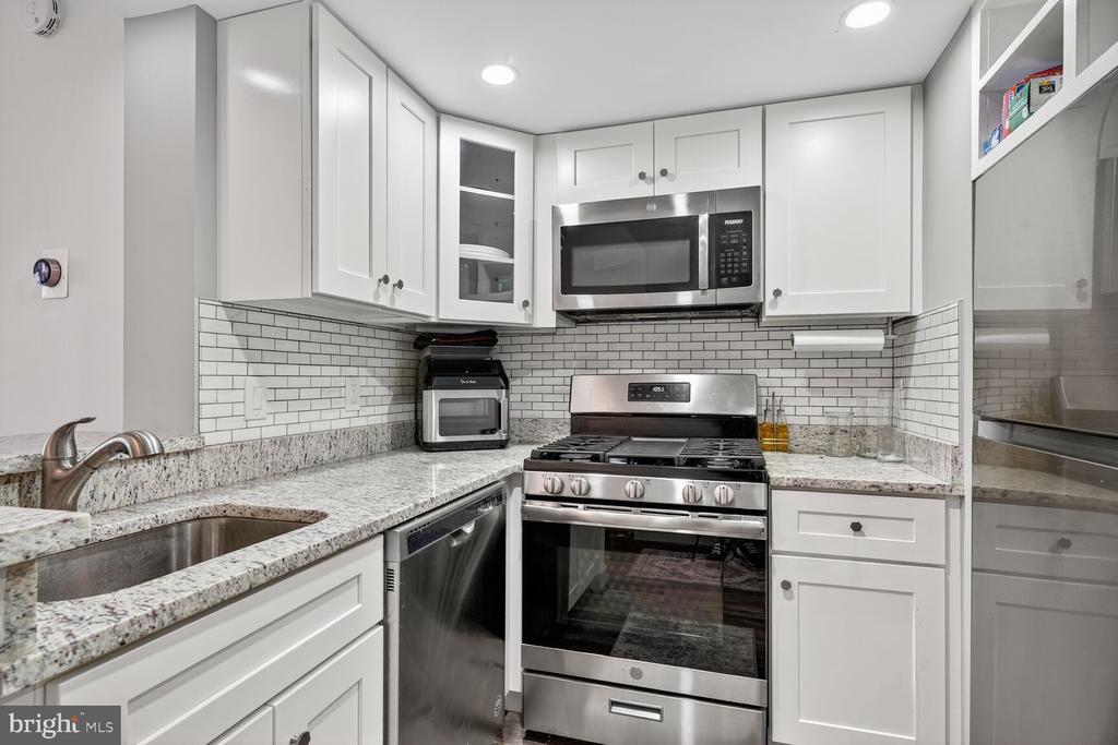 1050 N Taylor St in Arlington, VA - Building Photo