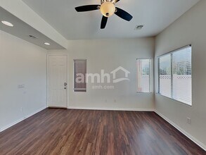 5283 Railroad River Ave in Las Vegas, NV - Foto de edificio - Building Photo