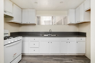 Irolostar Apartments in Los Angeles, CA - Foto de edificio - Interior Photo