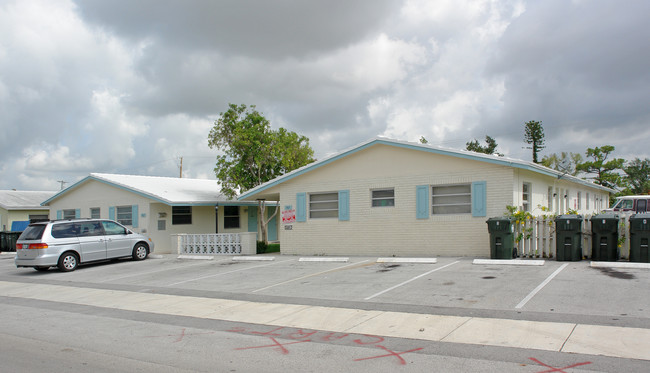 501-503 NW 40th St in Oakland Park, FL - Building Photo - Building Photo