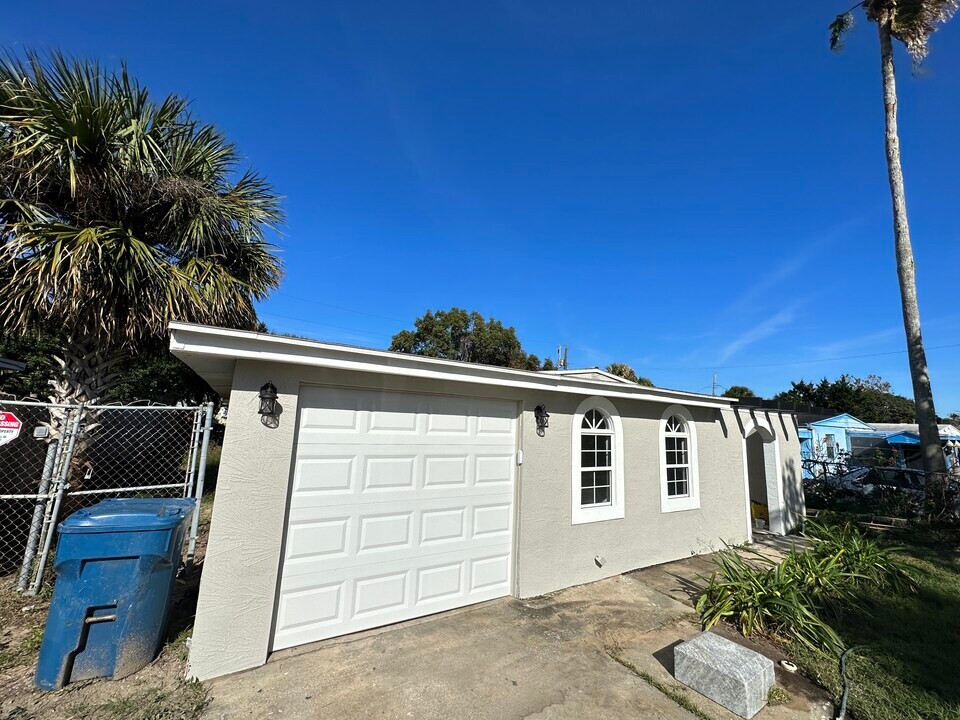 148 Holland Rd in Ormond Beach, FL - Foto de edificio