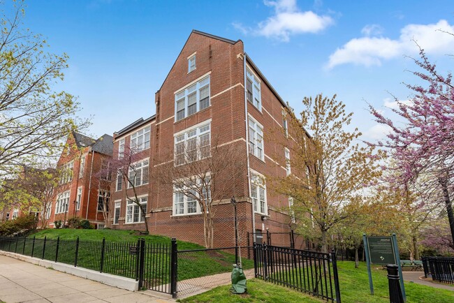 440 12th St NE, Unit 201 in Washington, DC - Foto de edificio - Building Photo