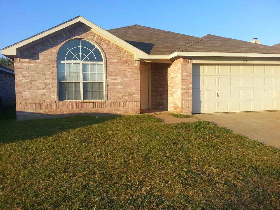 307 Dakota Dr in Arlington, TX - Building Photo