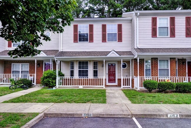 404 Crescent Ct in Yorktown, VA - Building Photo - Building Photo
