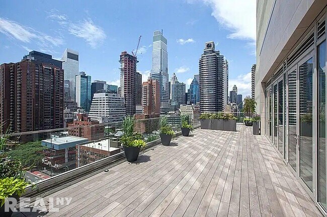 301 E 61st St in New York, NY - Building Photo - Building Photo