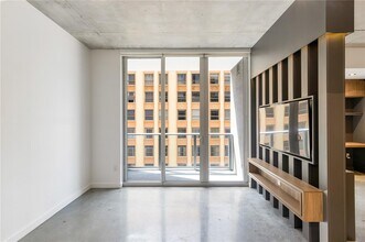 151 SE 1st St, Unit 526 in Miami, FL - Building Photo - Building Photo