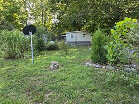 145 Maugham Dr in Burnside, KY - Building Photo