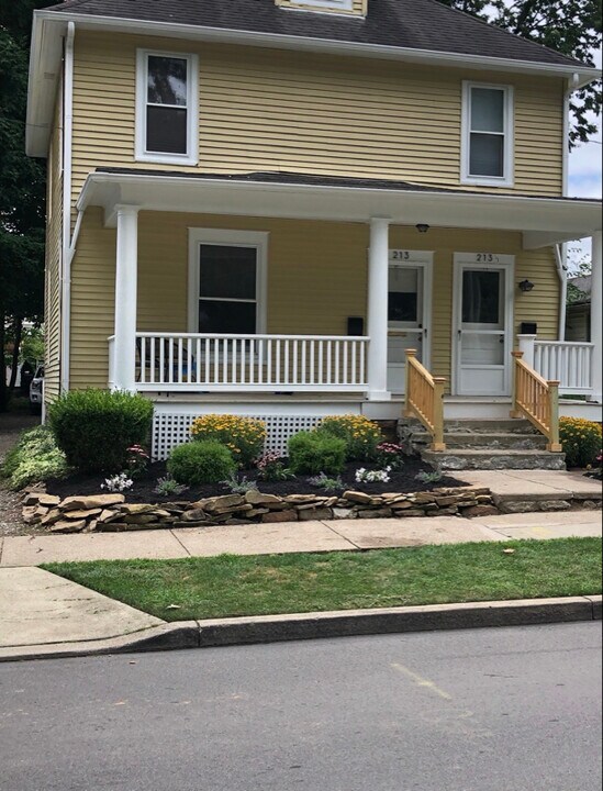 213 E College St, Unit 213 1/2 in Granville, OH - Building Photo