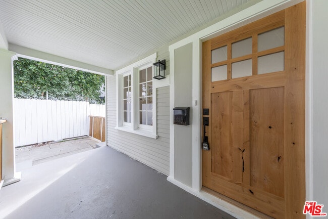 3766 Valleybrink Rd in Los Angeles, CA - Building Photo - Building Photo