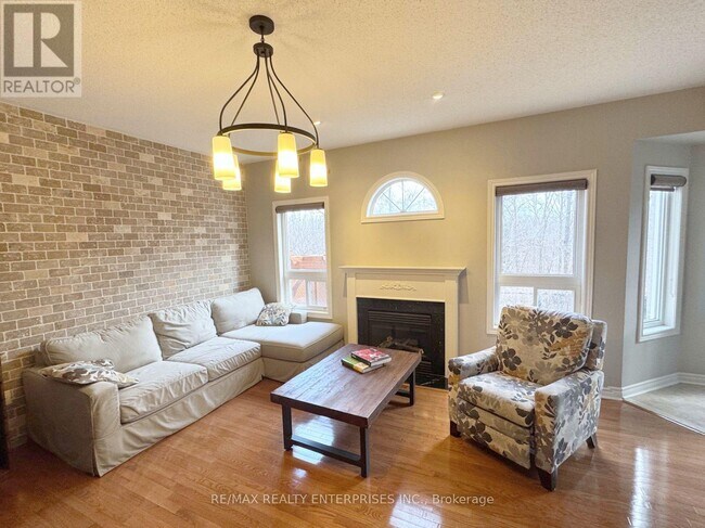 2429 Whitehorn Dr in Burlington, ON - Building Photo - Building Photo