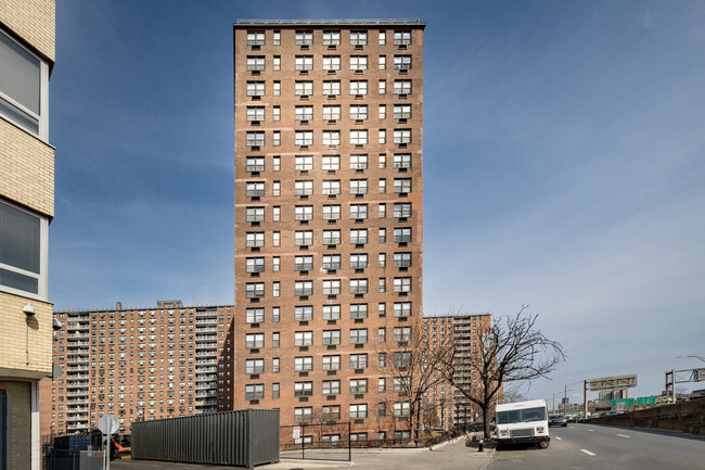 Argentine Tower in Corona, NY - Foto de edificio - Building Photo