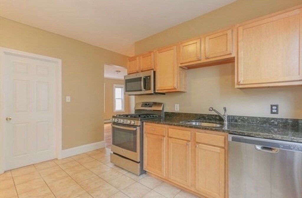 28 Melbourne St in Boston, MA - Building Photo