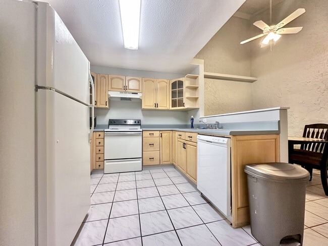 23117 Dover Dr in Land O Lakes, FL - Building Photo - Building Photo