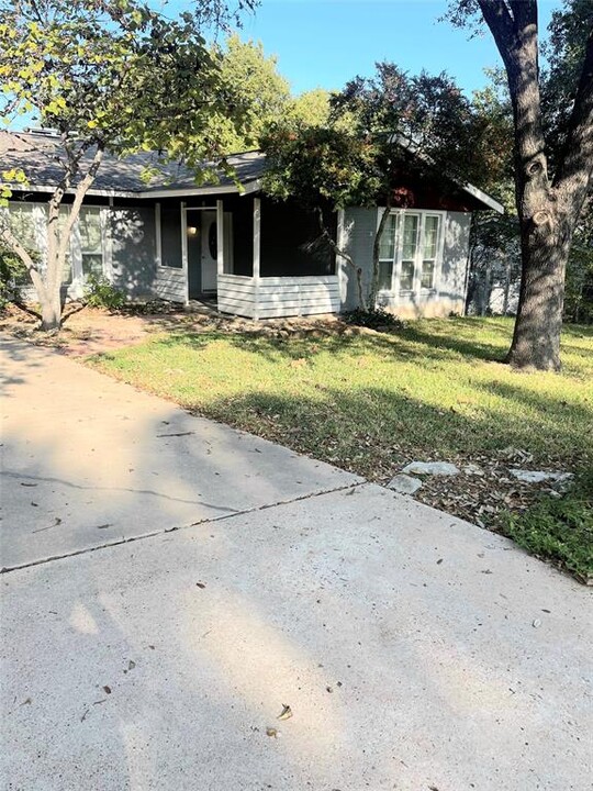 1002 Berrywood Dr in Austin, TX - Foto de edificio