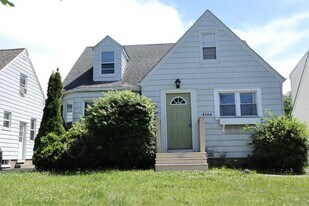 4144 Hinsdale Rd in South Euclid, OH - Building Photo