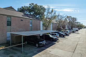 Idlewood Condo in Houston, TX - Building Photo - Building Photo