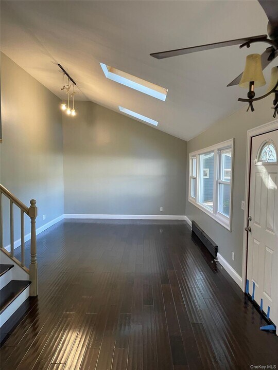 10 Berry Ct in Huntington Station, NY - Building Photo