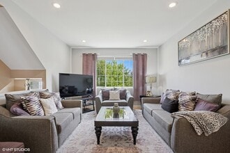 983 Mayfair Ct in Elk Grove Village, IL - Building Photo - Building Photo