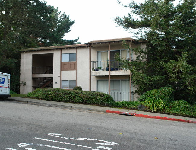 Courtland Apartments in San Bruno, CA - Building Photo - Building Photo