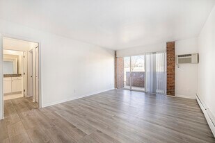 Arbor Village Apartments in Ann Arbor, MI - Building Photo