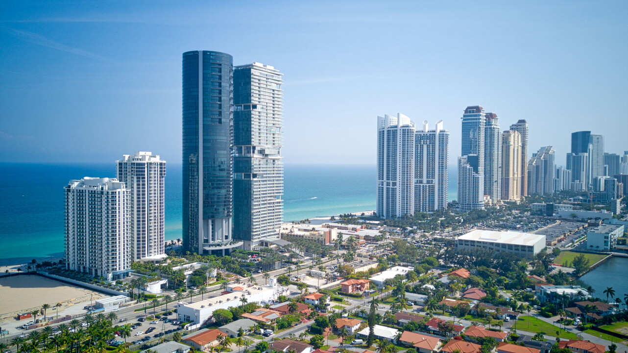 18555 Collins Ave, Unit 2805 in Sunny Isles Beach, FL - Foto de edificio