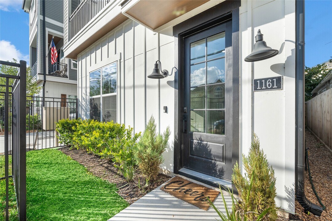 1161 W 24th St in Houston, TX - Building Photo