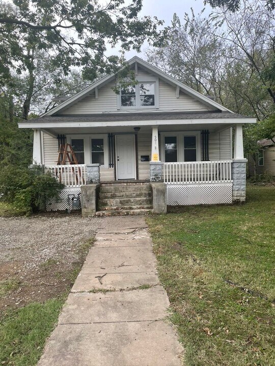 501 E Washington St in Pittsburg, KS - Building Photo