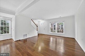 2560-C S Arlington Mill Dr in Arlington, VA - Building Photo - Building Photo