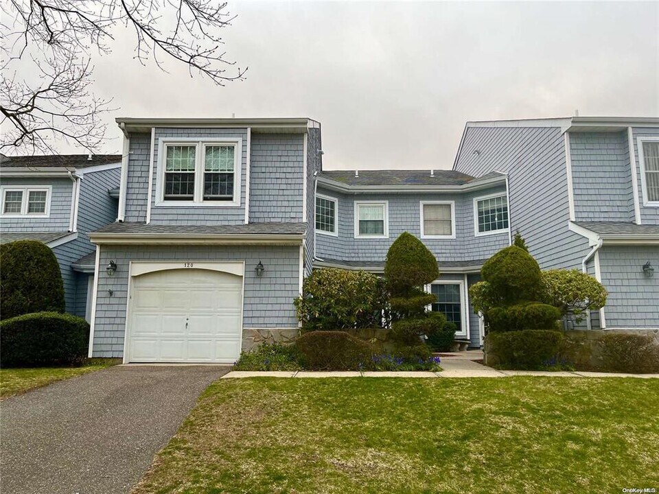 120 Lakebridge Dr S in Kings Park, NY - Building Photo