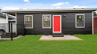 1504 W Blum St in Alvin, TX - Building Photo