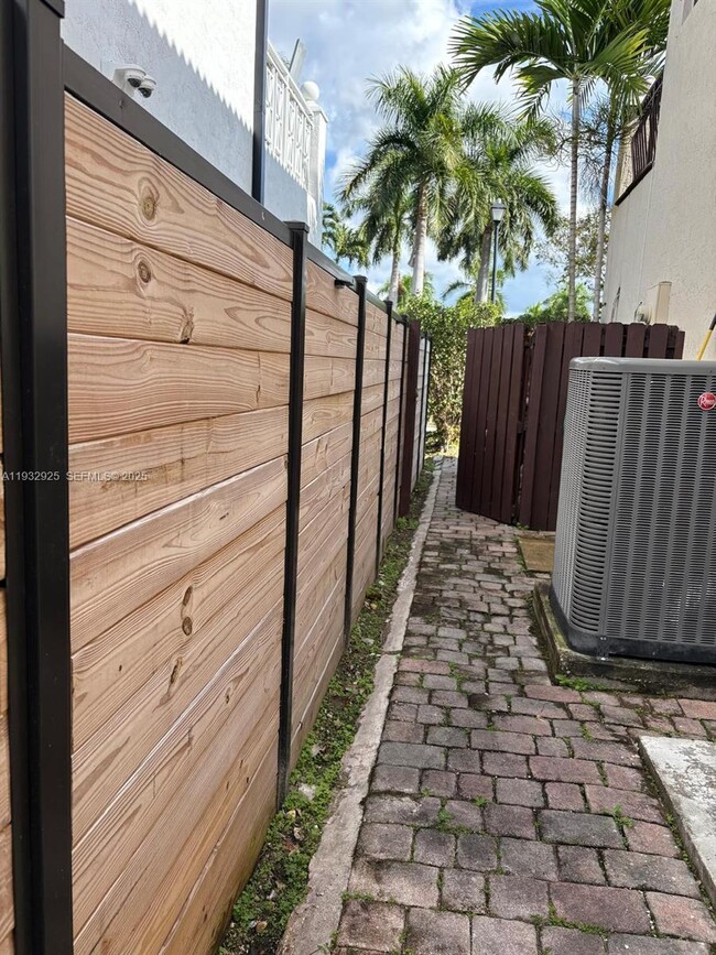 6320 SW 163rd Pl in Miami, FL - Building Photo - Building Photo