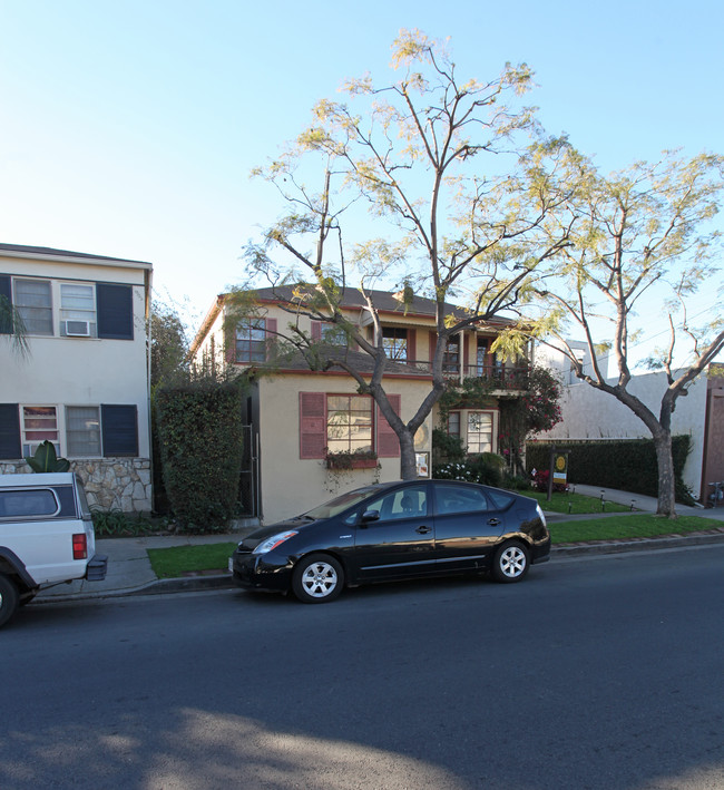 4446-4448 Ambrose Ave in Los Angeles, CA - Foto de edificio - Building Photo