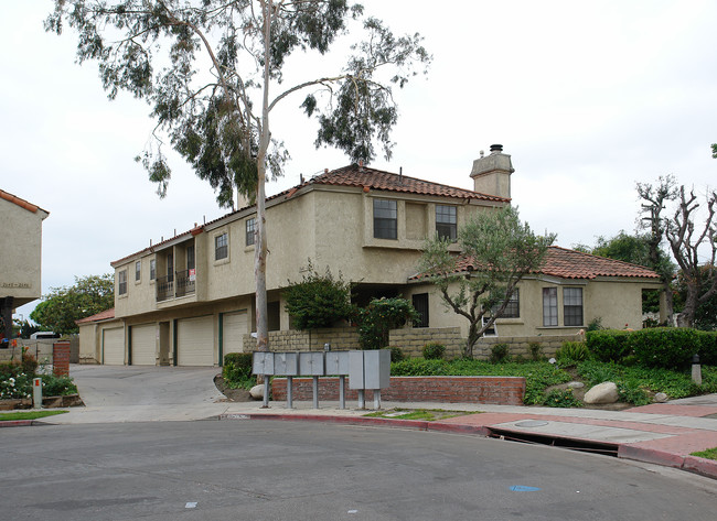 2648 Monte Carlo Dr in Santa Ana, CA - Foto de edificio - Building Photo