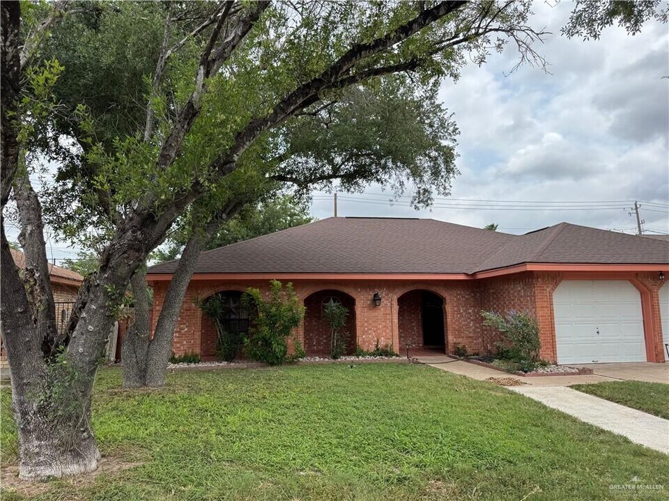 3208 Kiwi Ave in McAllen, TX - Building Photo