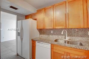 6705 NW 169th St in Hialeah, FL - Foto de edificio - Building Photo