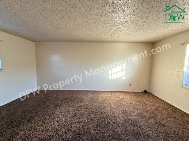 1021 Pleasant Valley Ln in Arlington, TX - Building Photo - Building Photo