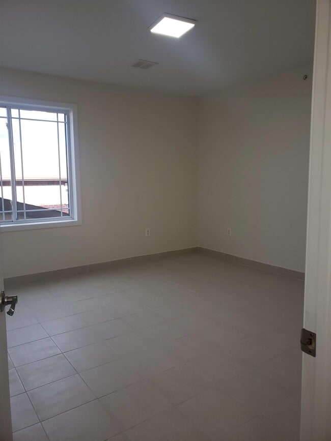 44 Bergen Blvd in Fairview, NJ - Foto de edificio - Building Photo